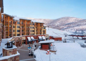 Ski IN Out, Perfect Location King Bed at Sundial Lodge w Hot Tub and Pool!